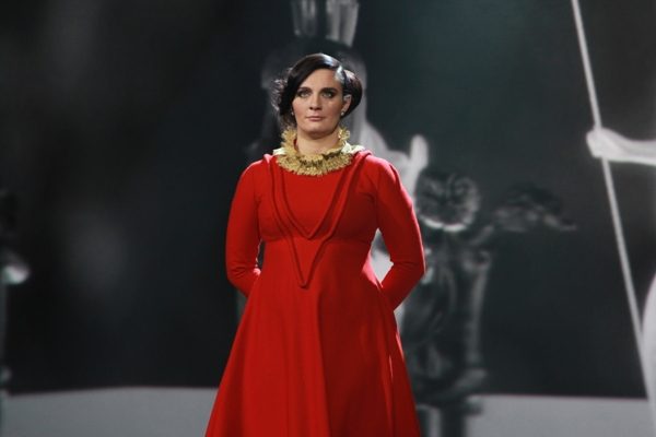 Елена Ваенга спела в платье Дездемоны