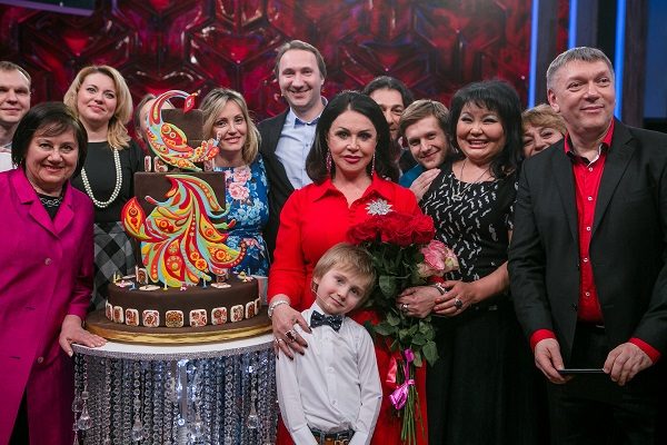 Надежде Бабкиной на юбилей подарили жар-птицу