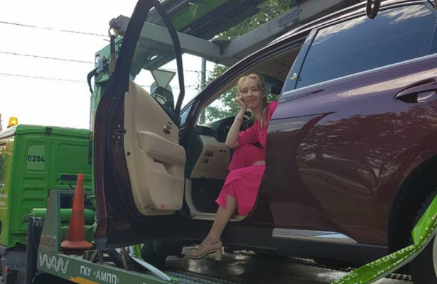 Девушка не позволила эвакуировать авто